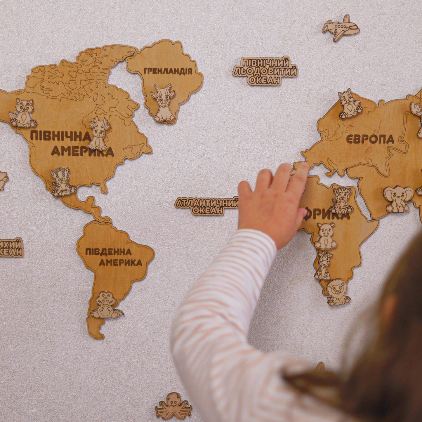 Дитяча деревʼяна карта світу - однотонна